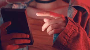 Psicóloga Ensina como Pais devem Agir com Filhos em Relação à Internet