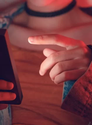 Psicóloga Ensina como Pais devem Agir com Filhos em Relação à Internet