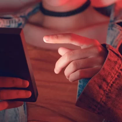 Psicóloga Ensina como Pais devem Agir com Filhos em Relação à Internet